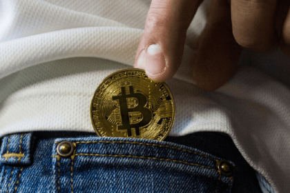 When owners tighten their grips, institutions' bitcoin supply decreases