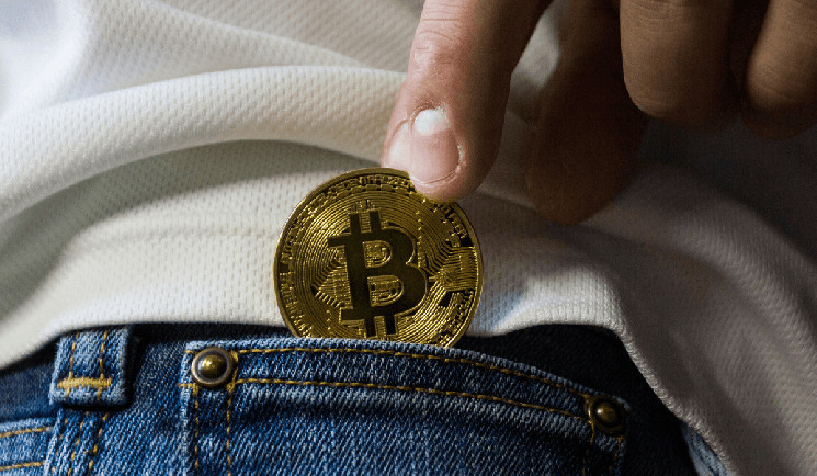 When owners tighten their grips, institutions' bitcoin supply decreases