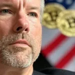 Michael Saylor, CEO de Strategy, con motivos de la bandera de EE. UU. y monedas de bitcoin