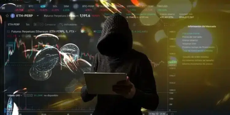 Usuario desconocido con gabardina negra utilizando una laptop.